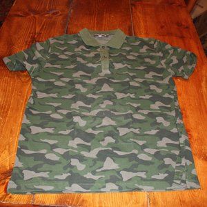 Slate & Stone Men's Short Sleeve Camo Polo. Size Medium. Two Buttons.